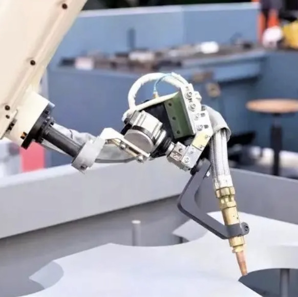 برنامج Fanuc Robot ذو 6 محاور يمكنه تحسين موضع المحور الخارجي