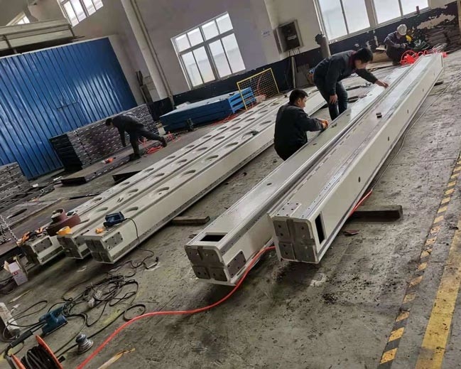 قابل للتعديل الروبوت الخطي السكك الحديدية الربط باستخدام الحاسب الآلي للسكك الحديدية شبه المغلقة في البيئات القاسية