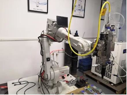 نظام روبوت اللحام بليزر الألياف ABB Kuka Fanuc 6 محور ذراع الروبوت عمق 0.04-6 مللي متر
