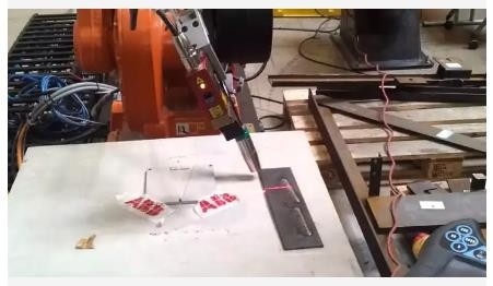 نظام روبوت اللحام بليزر الألياف ABB Kuka Fanuc 6 محور ذراع الروبوت عمق 0.04-6 مللي متر