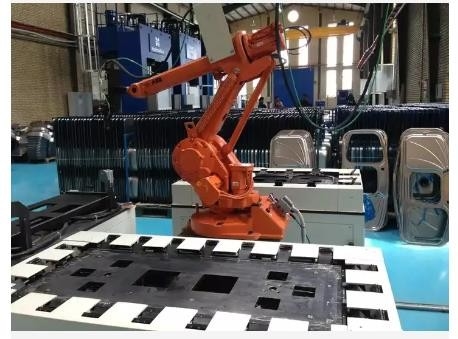 نظام روبوت اللحام بليزر الألياف ABB Kuka Fanuc 6 محور ذراع الروبوت عمق 0.04-6 مللي متر